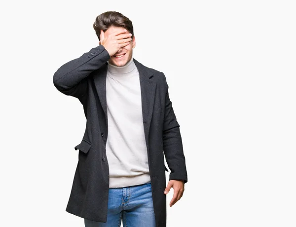 Jeune Homme Élégant Portant Manteau Hiver Sur Fond Isolé Souriant — Photo