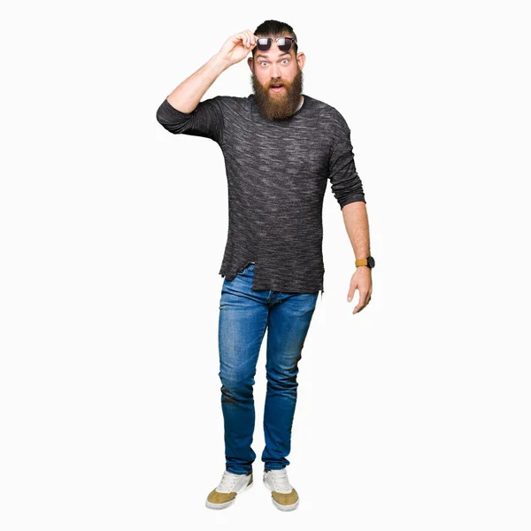 Mladí Bokovky Muž Nosí Sluneční Brýle Strach Šokován Výrazem Překvapení — Stock fotografie