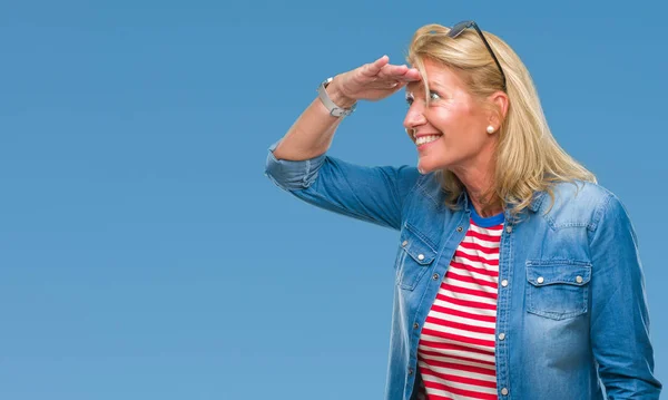 Blonde Vrouw Van Middelbare Leeftijd Geïsoleerde Achtergrond Erg Blij Lachende — Stockfoto