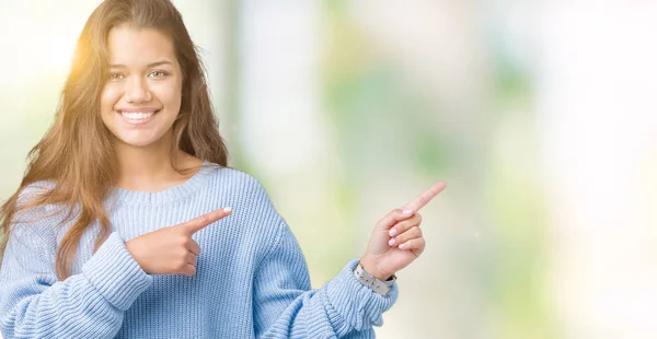 Jonge Mooie Brunette Vrouw Blauwe Winter Trui Dragen Geïsoleerde Achtergrond — Stockfoto