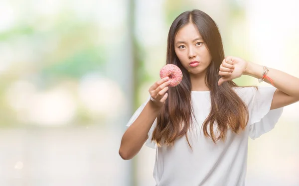 Mujer Asiática Joven Comiendo Donut Sobre Fondo Aislado Con Cara —  Fotos de Stock