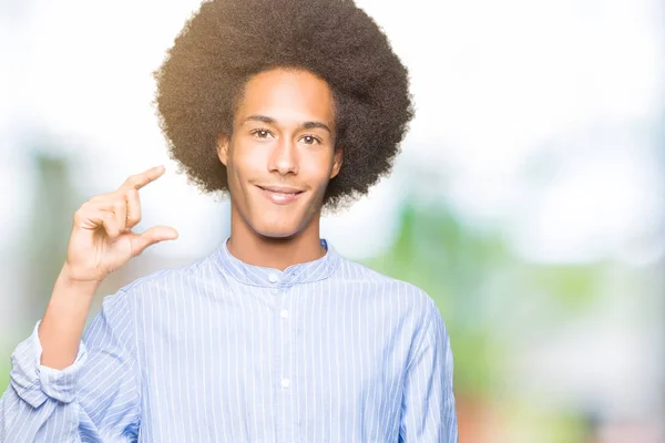 Unga Afroamerikanska Man Med Afrohår Leende Och Självsäker Gestikulerande Med — Stockfoto