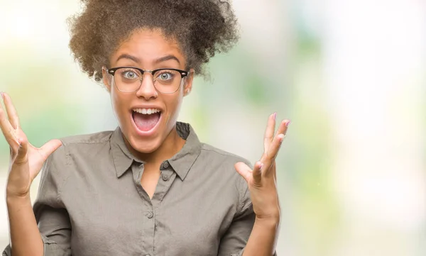 Jonge Afro Amerikaanse Vrouw Bril Geïsoleerd Achtergrond Vieren Gek Verbaasd — Stockfoto