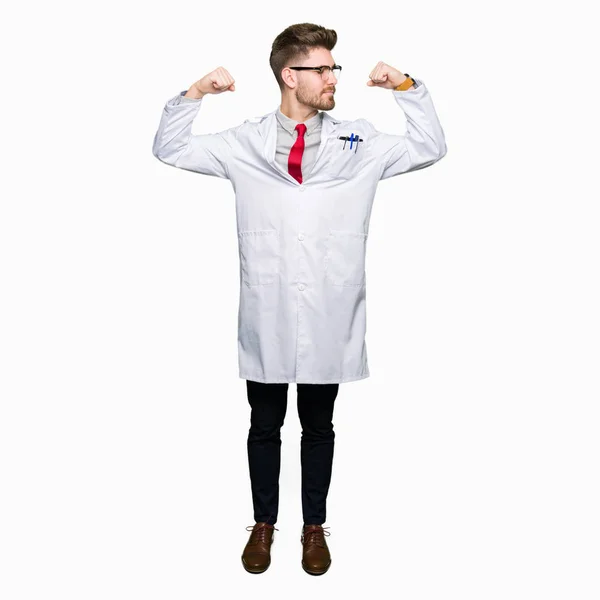Joven Científico Guapo Con Gafas Mostrando Los Músculos Los Brazos — Foto de Stock