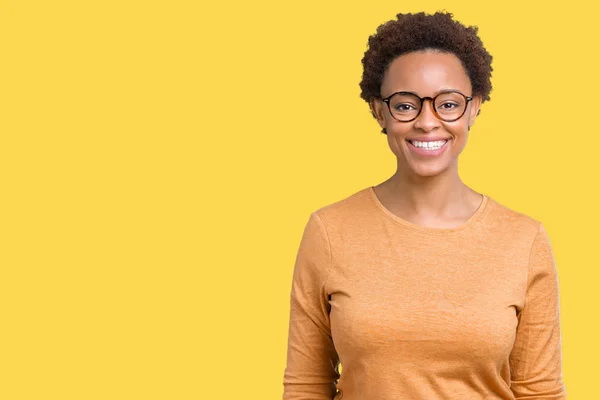 Jovem Mulher Afro Americana Bonita Vestindo Óculos Sobre Fundo Isolado — Fotografia de Stock