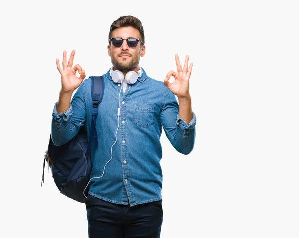 Jovem Turista Bonito Vestindo Fones Ouvido Mochila Sobre Fundo Isolado — Fotografia de Stock