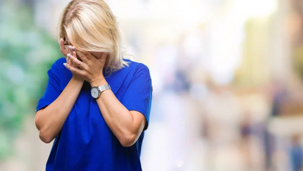 Mladá Krásná Blondýna Žena Nosí Brýle Izolované Pozadí Smutným Výrazem — Stock fotografie