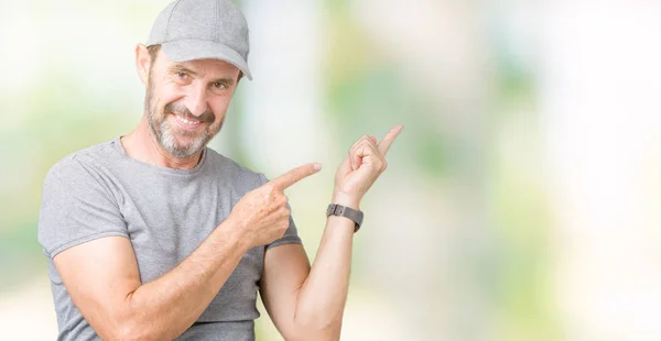 Knappe Middenleeftijd Hoary Senior Man Sport Cap Dragen Geïsoleerd Achtergrond — Stockfoto