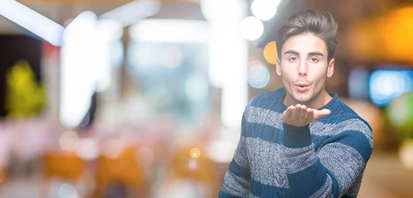 Jovem Homem Bonito Sobre Fundo Isolado Olhando Para Câmera Soprando — Fotografia de Stock