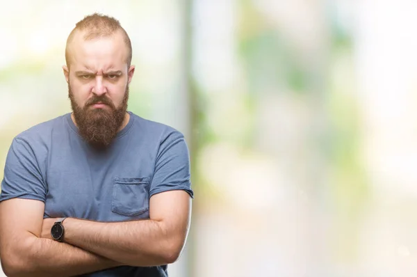 年轻的高加索嬉皮士男子在孤立的背景怀疑和紧张 不赞成的表情与交叉的武器脸上 消极的人 — 图库照片