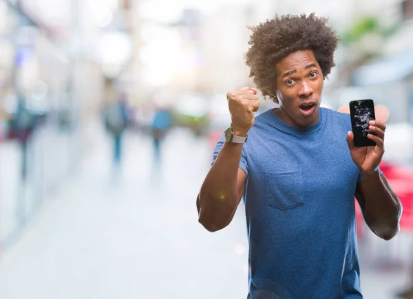 Afro Amerikaanse Man Die Gebroken Smartphone Geïsoleerde Achtergrond Boos Gefrustreerd — Stockfoto