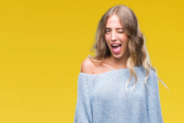 Schöne Junge Blonde Frau Trägt Winterpullover Über Isoliertem Hintergrund Zwinkert — Stockfoto