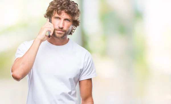 Modelo Hombre Hispano Guapo Hablando Teléfono Inteligente Sobre Fondo Aislado — Foto de Stock