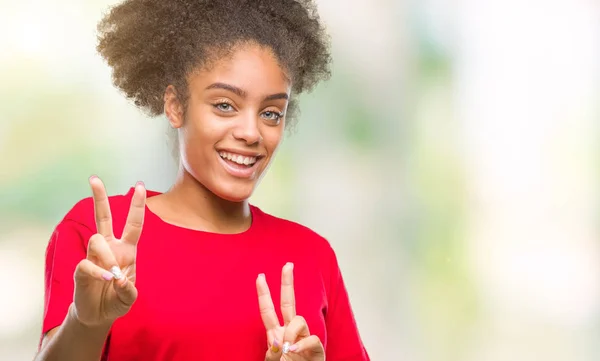 Joven Mujer Afroamericana Sobre Fondo Aislado Sonriendo Mirando Cámara Mostrando —  Fotos de Stock