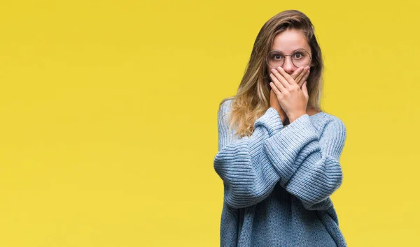 Ung Vacker Blond Kvinna Klädd Tröja Och Glasögon Över Isolerade — Stockfoto