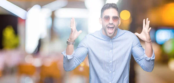 Junger Gutaussehender Mann Mit Sonnenbrille Über Isoliertem Hintergrund Feiert Verrückt — Stockfoto