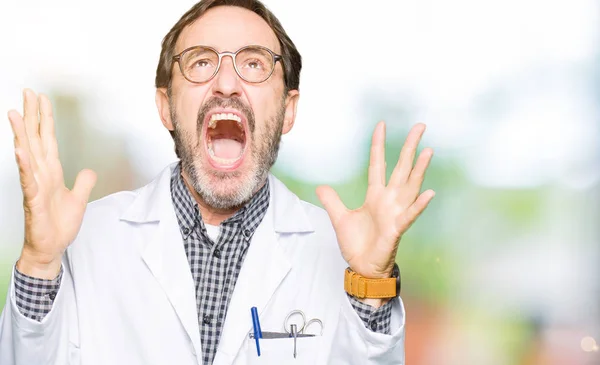 Médico Meia Idade Homens Vestindo Casaco Médico Louco Louco Gritando — Fotografia de Stock