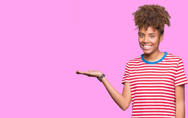 Linda Jovem Afro Americana Sobre Fundo Isolado Sorrindo Alegre Apresentando — Fotografia de Stock