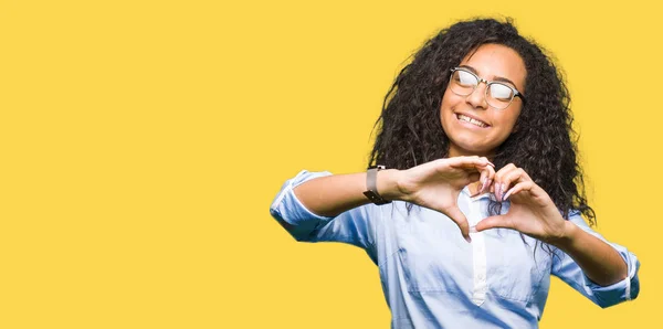 Menina Negócios Bonita Nova Com Cabelo Encaracolado Usando Óculos Sorrindo — Fotografia de Stock