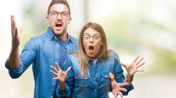 Jeune Couple Amoureux Portant Des Lunettes Sur Fond Isolé Célébrant — Photo