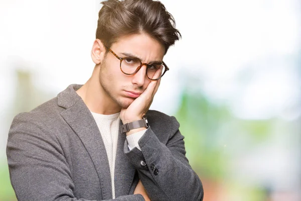 Młody Biznesmen Okularach Patrząc Myślenia Białym Tle Zmęczony Znudzony Depresji — Zdjęcie stockowe