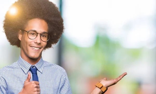 Unga Afroamerikanska Business Mannen Med Afro Hår Glasögon Visar Palm — Stockfoto