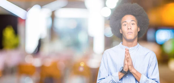 Jovem Afro Americano Com Cabelo Afro Implorando Orando Com Mãos — Fotografia de Stock