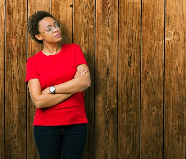 Hermosa Joven Afroamericana Con Gafas Sobre Fondo Aislado Sonriendo Mirando — Foto de Stock