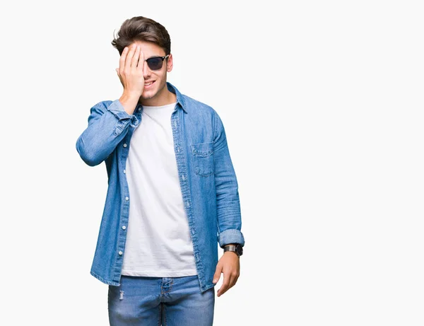 Ung Vacker Man Bär Solglasögon Över Isolerade Bakgrund Som Täcker — Stockfoto