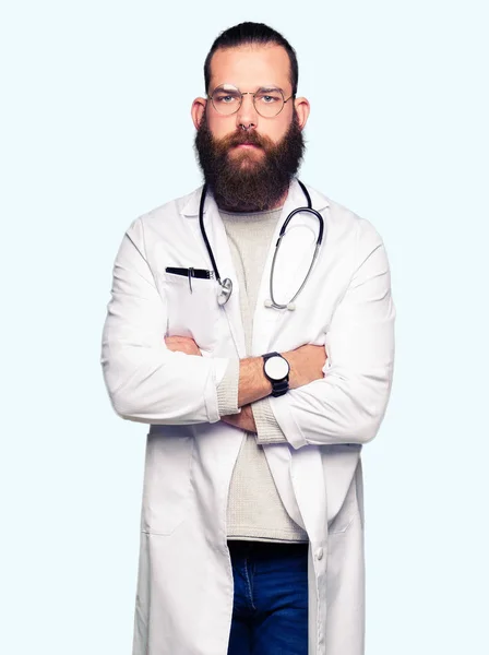 Giovane Medico Biondo Con Barba Che Indossa Cappotto Medico Scettico — Foto Stock