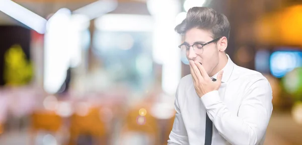 Jonge Zakenman Bril Geïsoleerde Achtergrond Verveeld Gapende Moe Bedekking Mond — Stockfoto