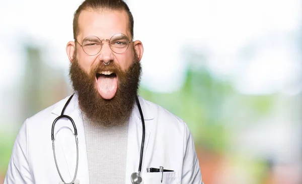 Jeune Homme Blond Médecin Avec Barbe Vêtu Manteau Médical Langue — Photo