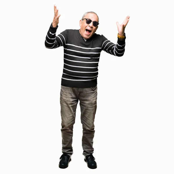 Przystojny Senior Man Noszenia Sweter Zimowy Okulary Okazji Szalone Zdziwiony — Zdjęcie stockowe
