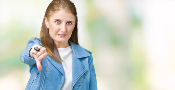 Mulher Madura Meia Idade Bonita Vestindo Jaqueta Couro Moda Sobre — Fotografia de Stock