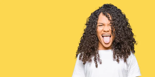 Junge Schöne Frau Mit Lockigem Haar Weißem Shirt Das Die — Stockfoto