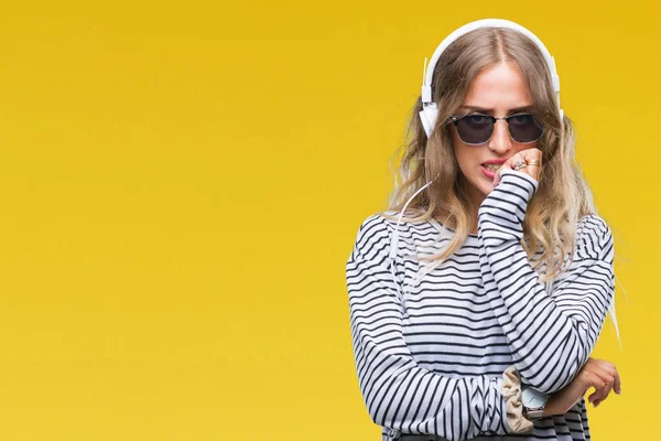 Mulher Loira Bonita Usando Fones Ouvido Óculos Sol Sobre Fundo — Fotografia de Stock