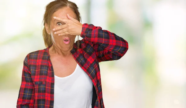 Middelbare Leeftijd Volwassen Vrouw Dragen Casual Jas Geïsoleerde Achtergrond Gluren — Stockfoto