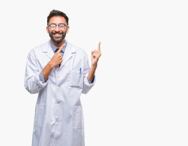 Cientista Hispânico Adulto Homem Médico Vestindo Casaco Branco Sobre Fundo — Fotografia de Stock