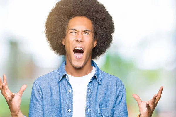 Νεαρός Αφρικανική Αμερικανική Άνθρωπος Τρελό Μαλλιά Afro Και Τρελών Φωνάζοντας — Φωτογραφία Αρχείου