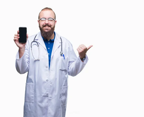 Ung Läkare Man Visar Smartphone Skärmen Över Isolerade Bakgrund Pekar — Stockfoto