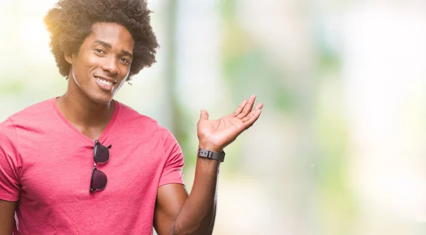 Afroamerikanischer Mann Über Isoliertem Hintergrund Lächelt Fröhlich Und Zeigt Mit — Stockfoto
