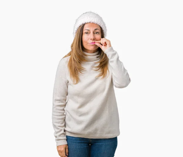 Hermosa Mujer Mediana Edad Con Suéter Invierno Sombrero Sobre Boca —  Fotos de Stock