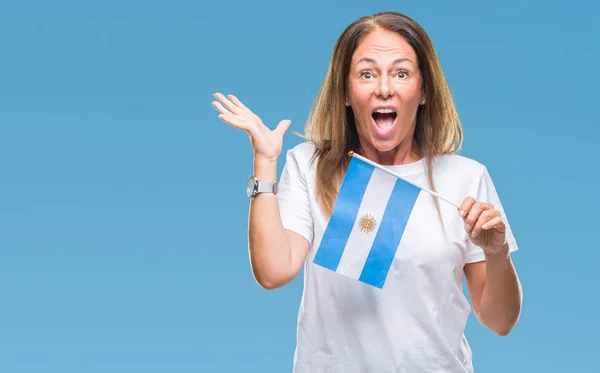 Mujer Hispana Mediana Edad Sosteniendo Bandera Argentina Sobre Fondo Aislado — Foto de Stock