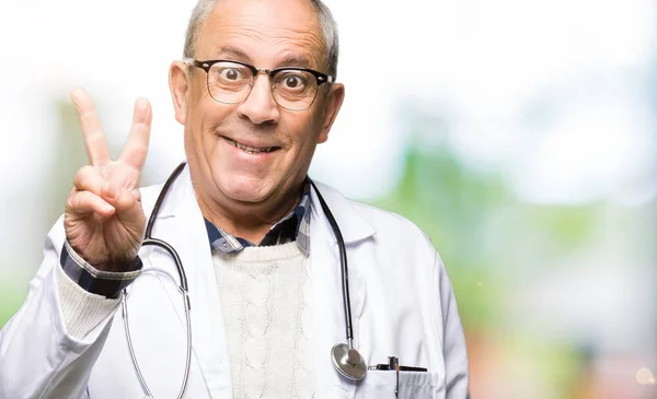 Yakışıklı Kıdemli Doktor Adam Mutlu Yüz Zafer Işareti Yaparken Kameraya — Stok fotoğraf