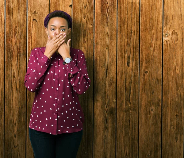 Üzerinde Başörtüsü Giyen Güzel Genç Afro Amerikan Kadın Arka Plan — Stok fotoğraf