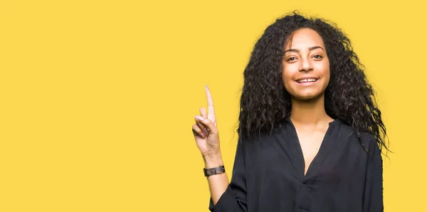 Menina Bonita Nova Com Cabelo Encaracolado Vestindo Vestido Elegante Mostrando — Fotografia de Stock