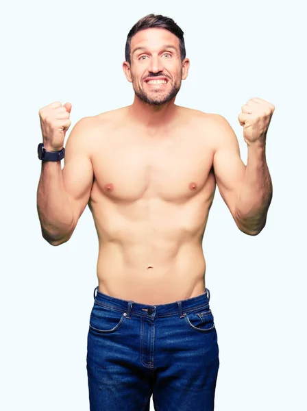Bonito Homem Sem Camisa Mostrando Peito Comemorando Surpreso Surpreso Pelo — Fotografia de Stock