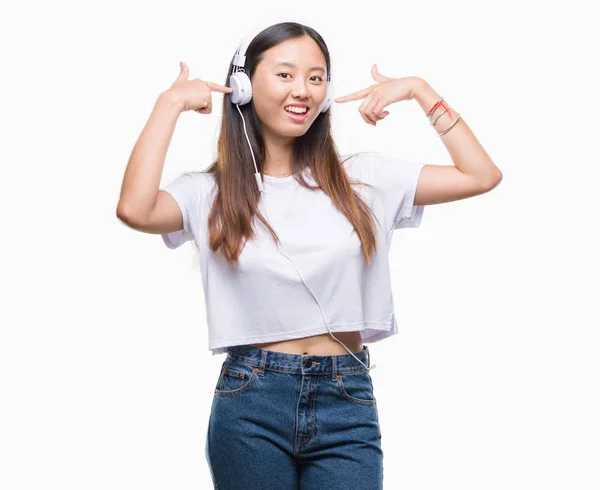 Jovem Mulher Asiática Ouvindo Música Usando Fones Ouvido Isolado Fundo — Fotografia de Stock