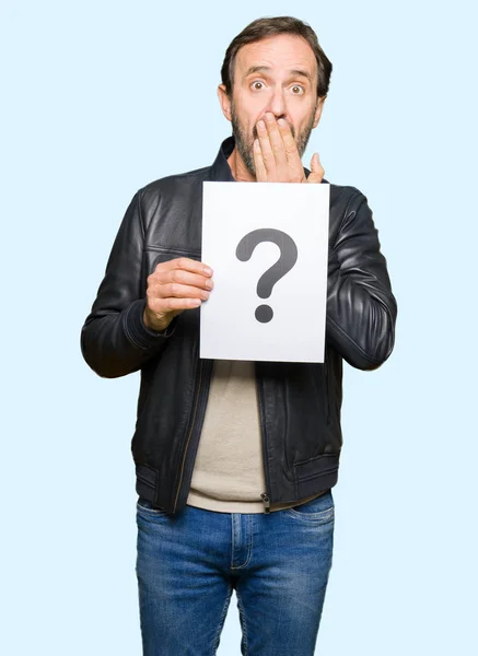 Stilig Medelåldern Mannen Håller Papper Med Frågetecken Täcka Munnen Med — Stockfoto