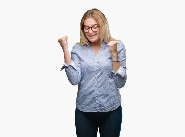 若い白人ビジネス女性非常に幸せと興奮の腕を上げ 勝者のジェスチャを行う分離の背景に眼鏡笑顔と成功のために叫んで お祝いのコンセプト — ストック写真